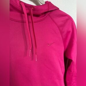 Nike Women’s Therma-Fit funnel neck Hoodie in hot pink. Size S
